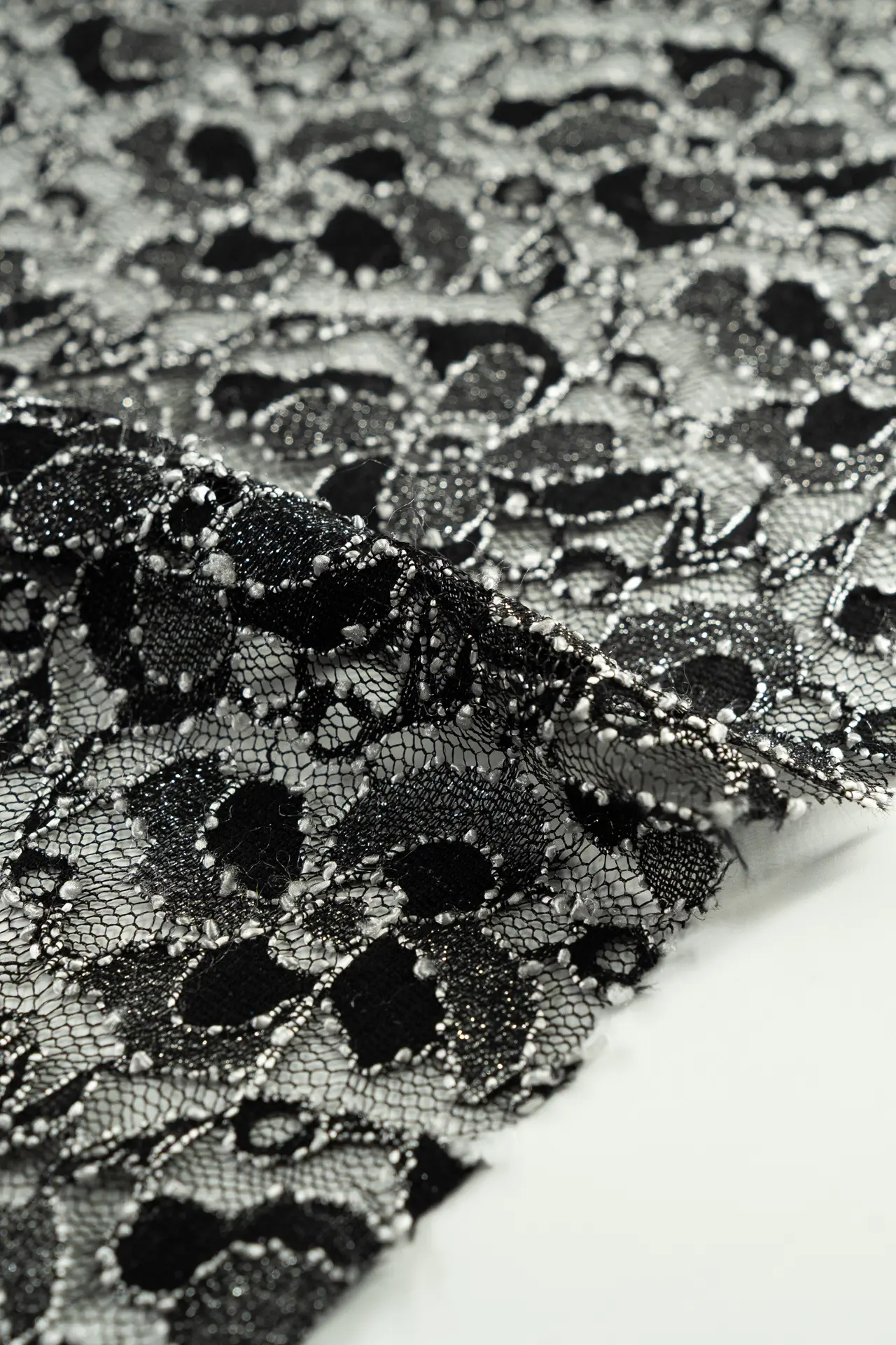 Encaje lurex flor negra - Image 3