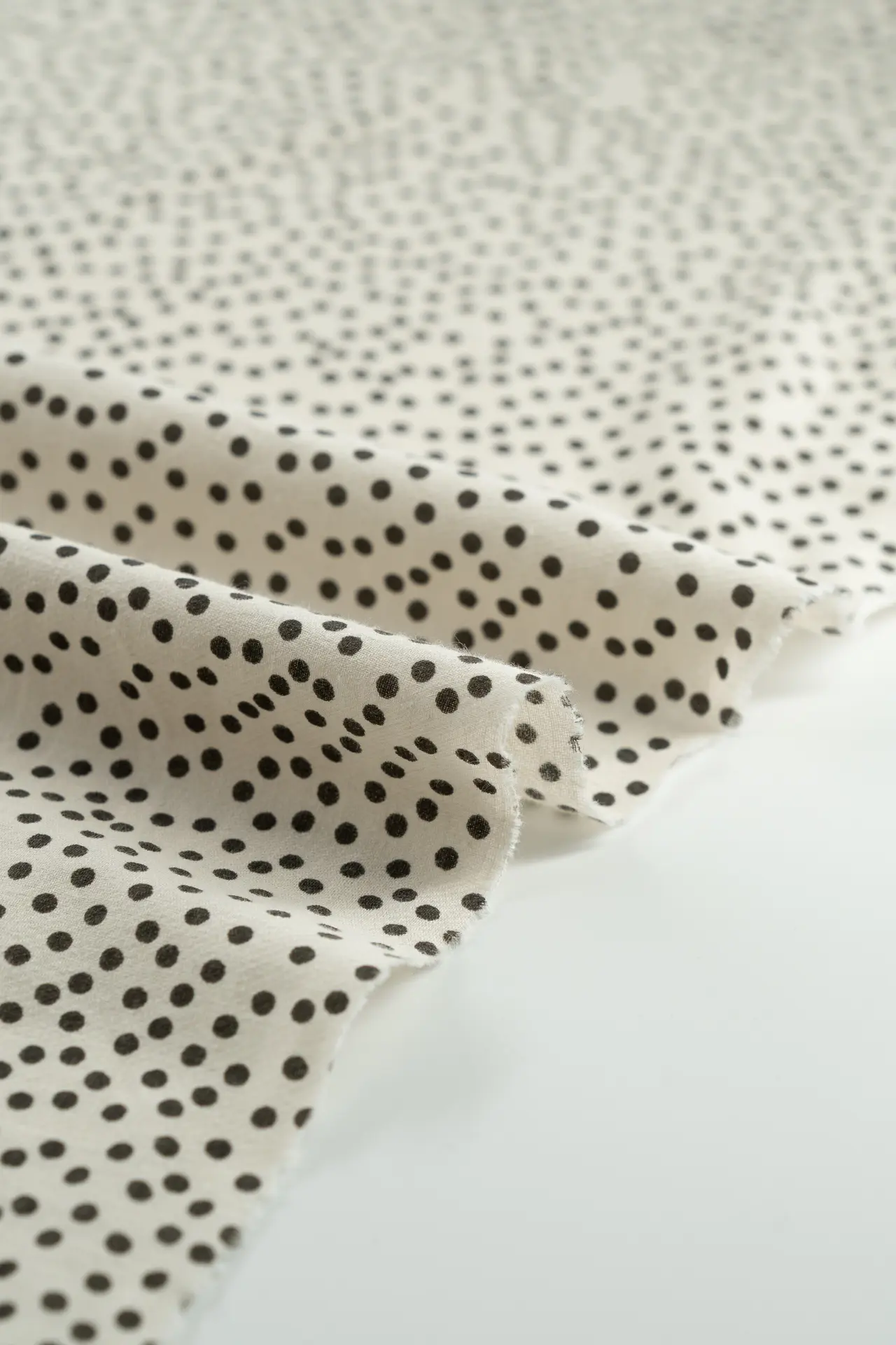 Estampado de lunares negros - Image 3