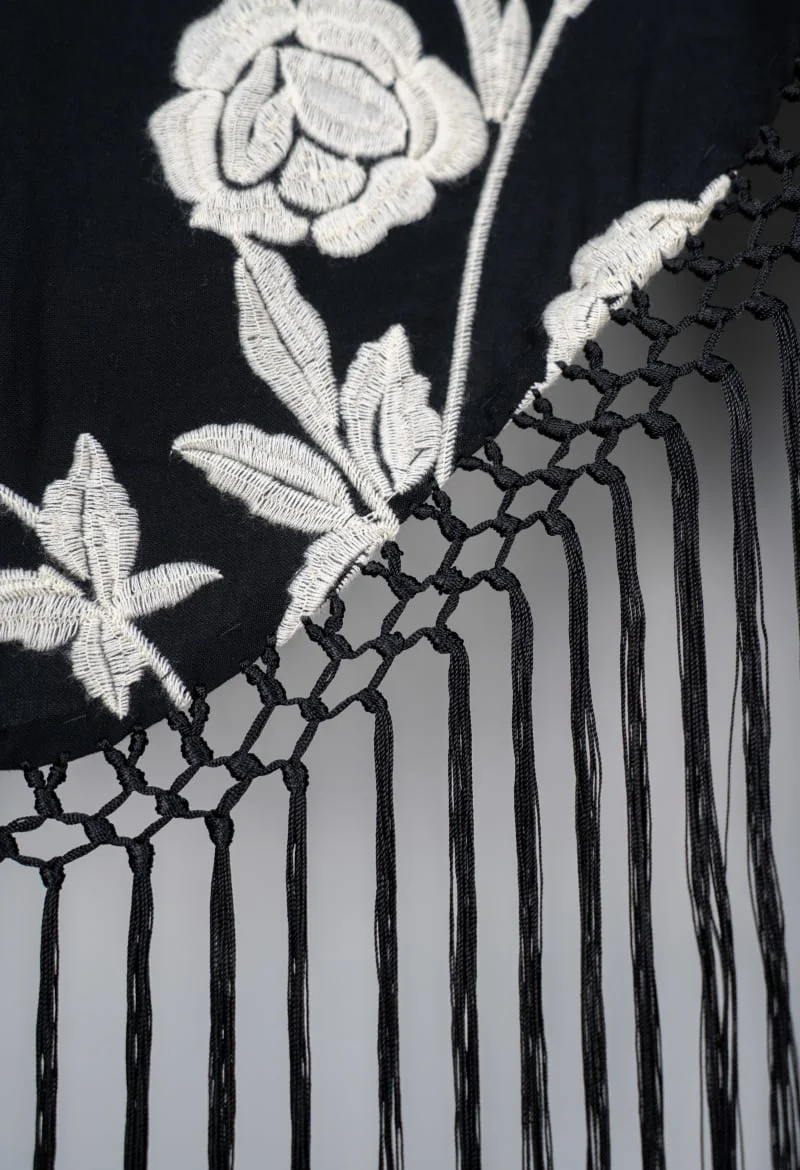 Mantoncillo Flor Negro - Señora - Image 4