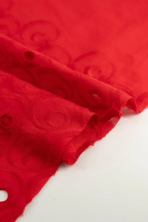 Perforado algodón rojo bordado - Image 3