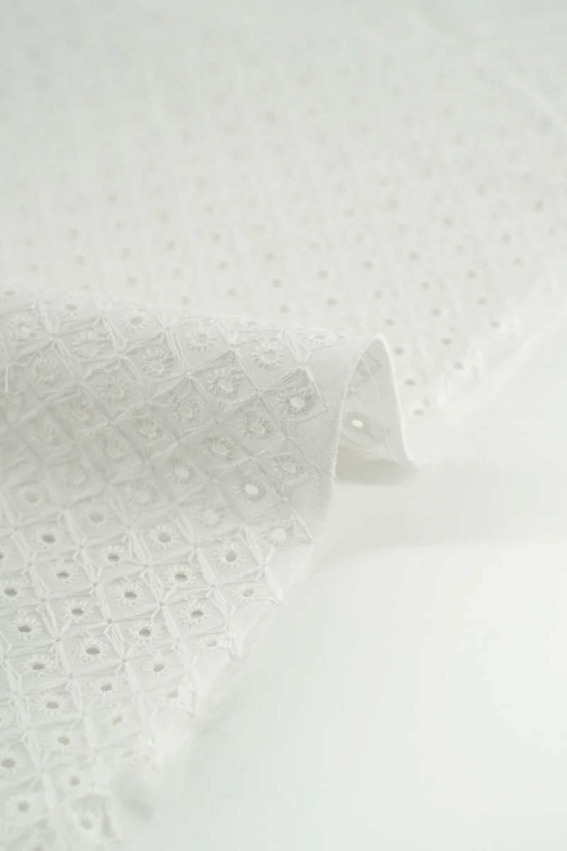 Perforado algodón blanco geométrico - Image 3