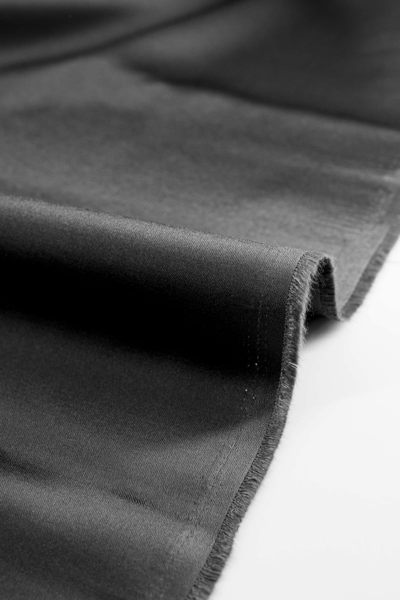 Raso mikado liso negro caviar - Image 3