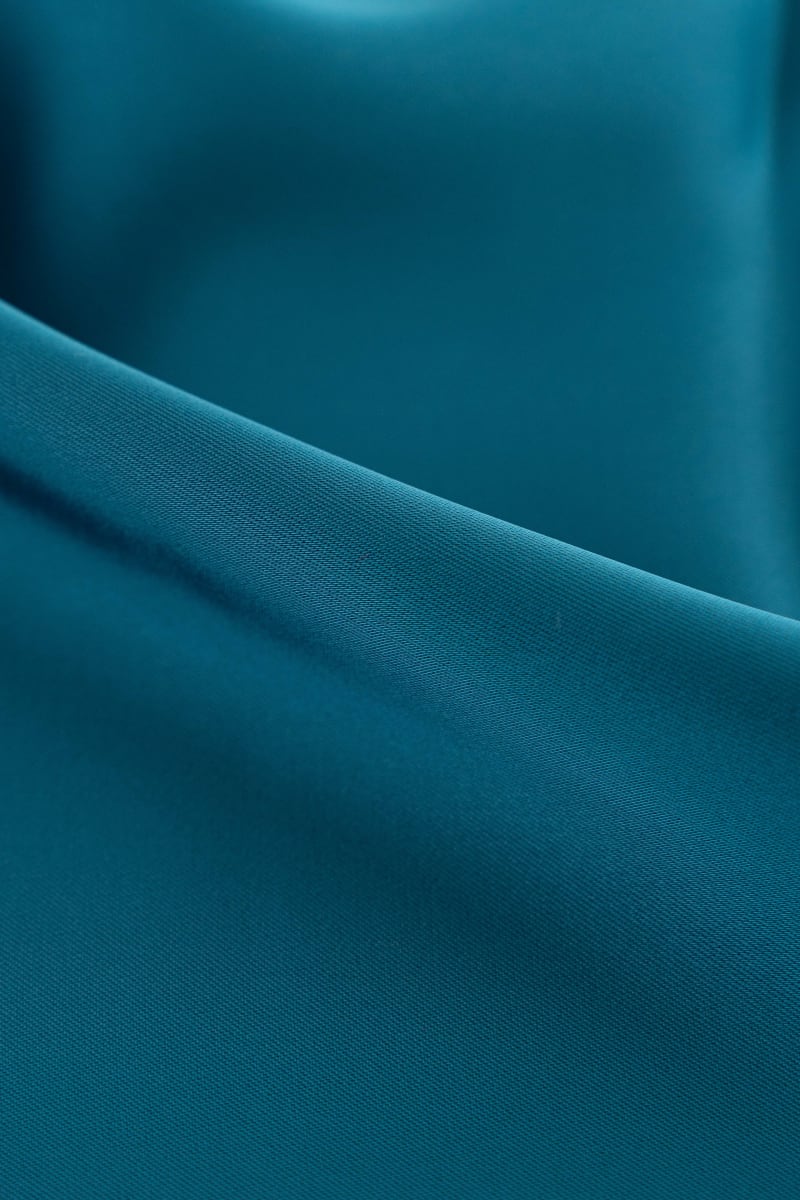 Satén blusero liso azul océano - Image 2
