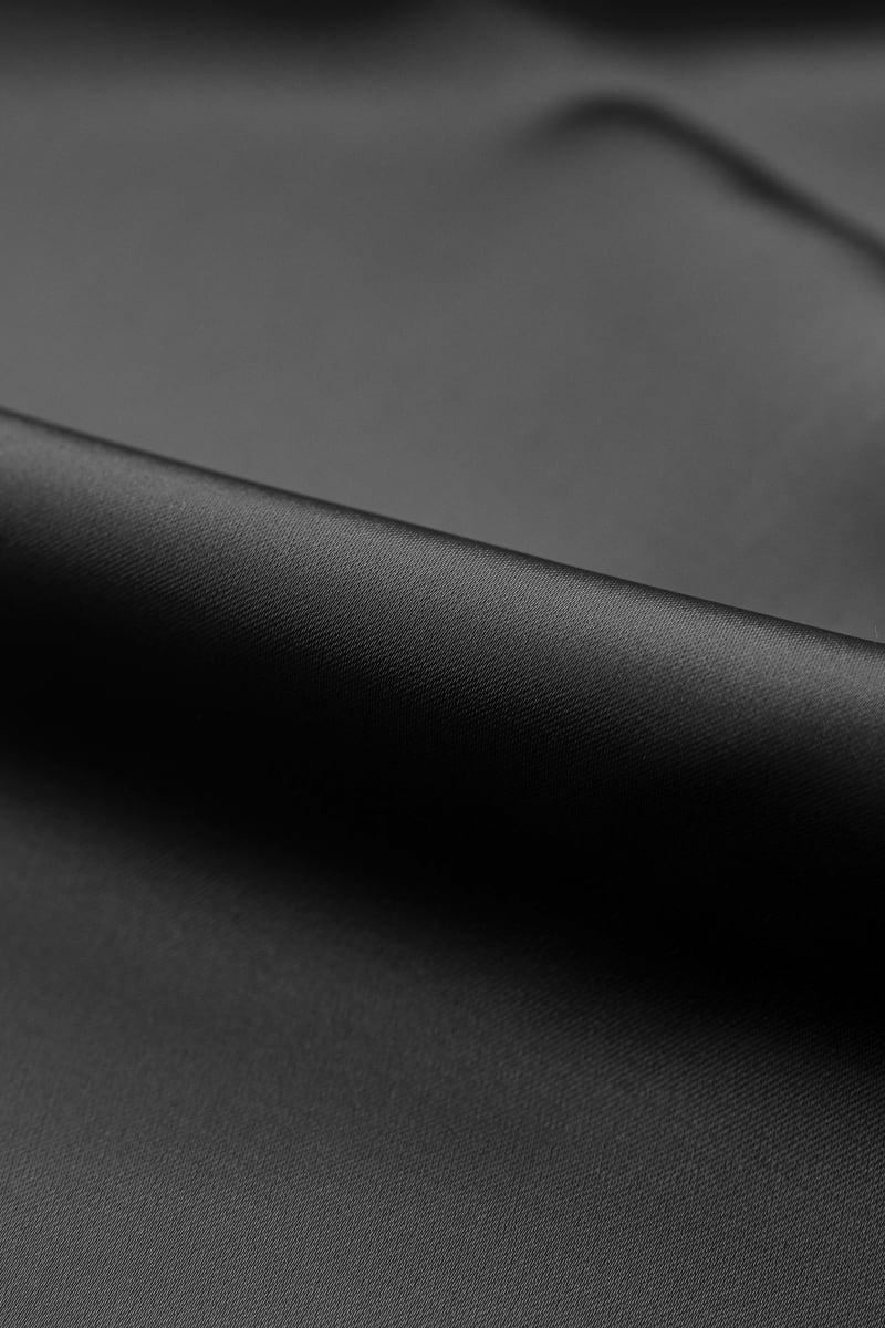 Satén blusero liso negro caviar - Image 2