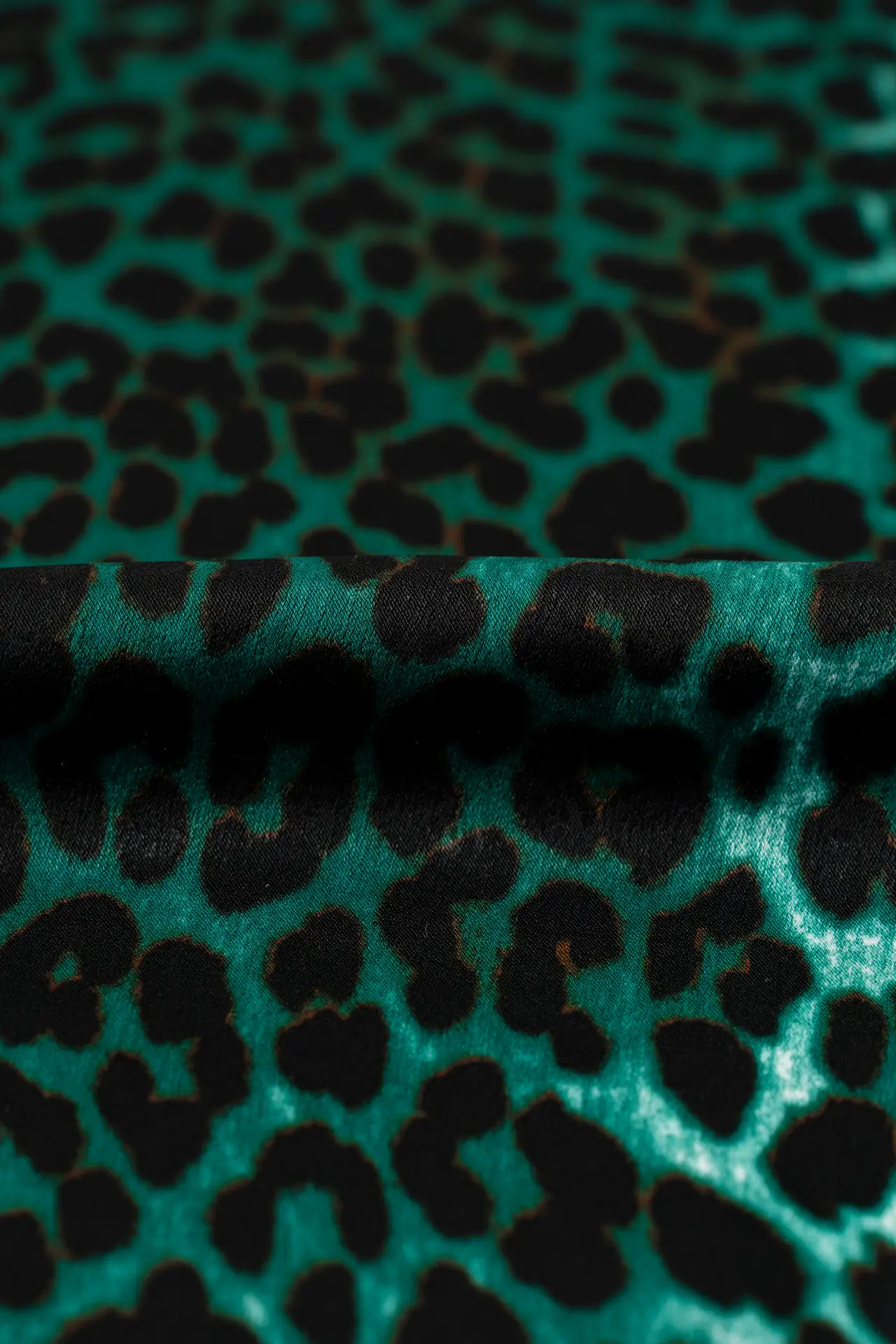 Satén leopardo verde ming green - Image 2