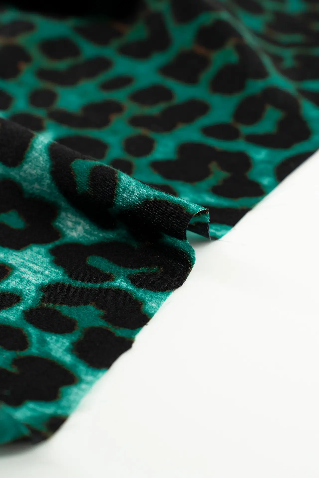 Satén leopardo verde ming green - Image 4