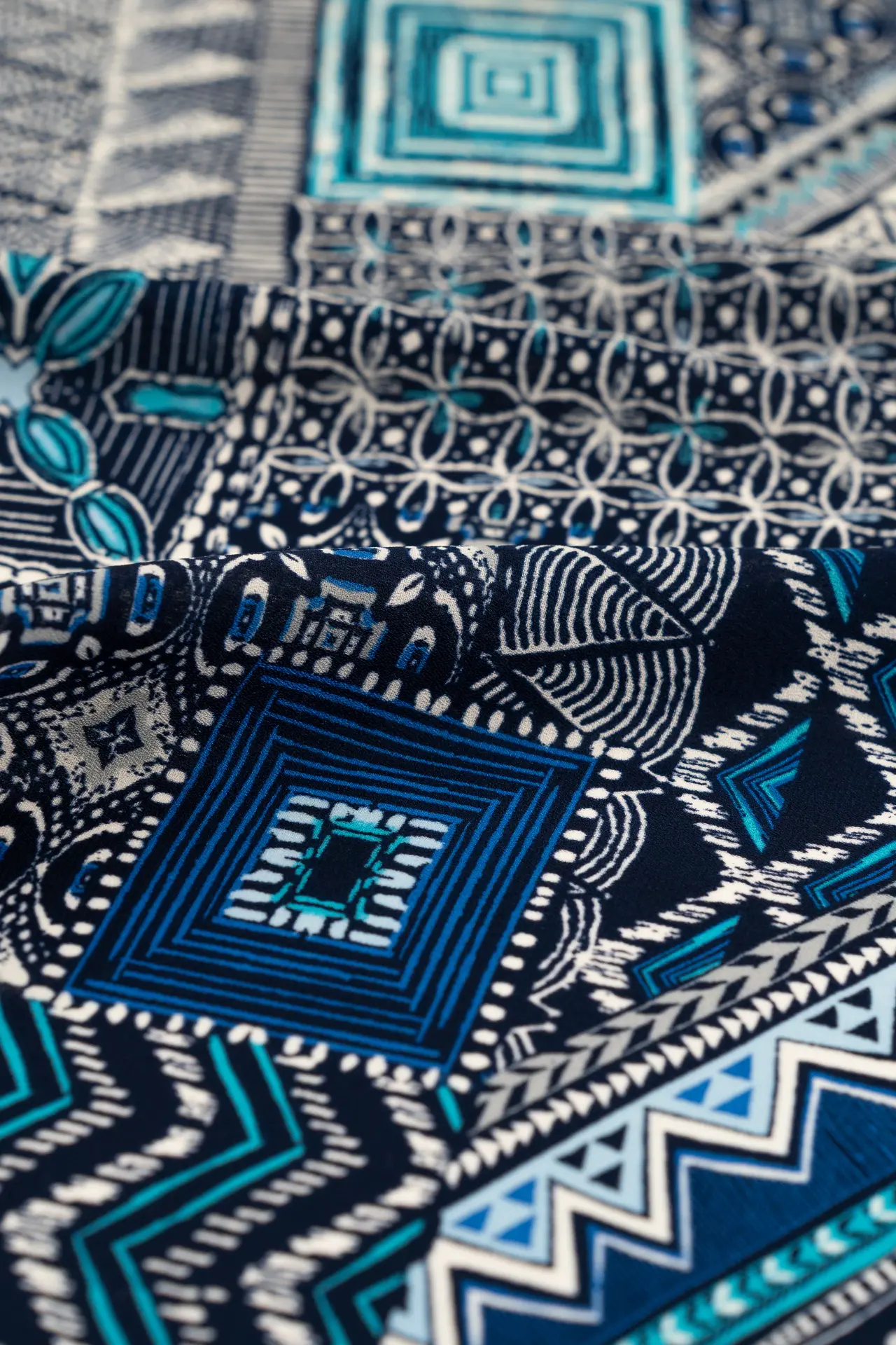 Tejido estampado étnico - Image 2