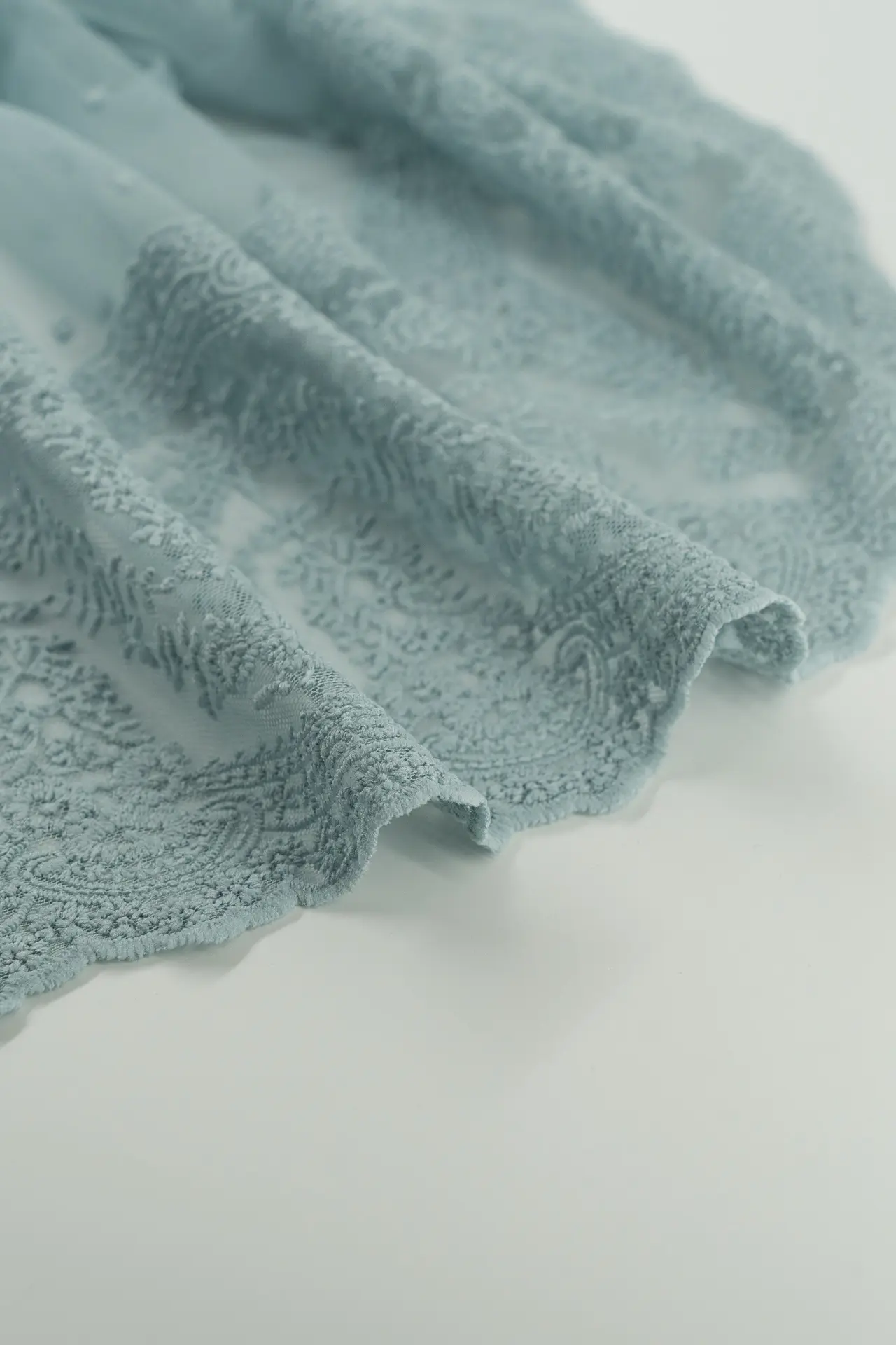 Tul bordado plumeti azul cenefa ondas - Image 3