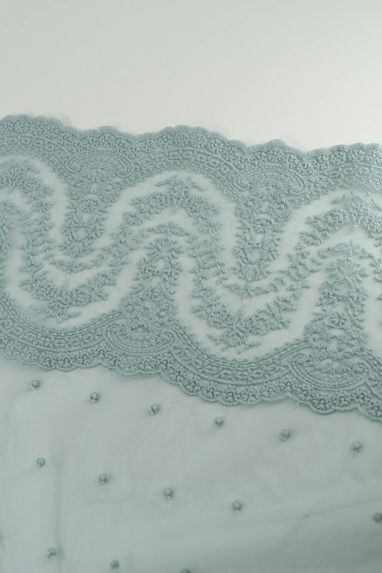 Tul bordado plumeti azul cenefa ondas - Image 4