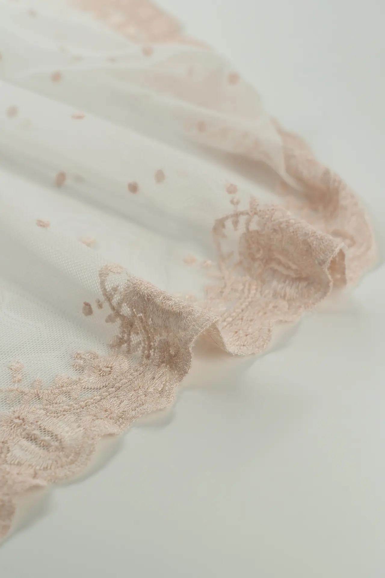 Tul bordado plumeti rosa cenefa estrecha - Image 3