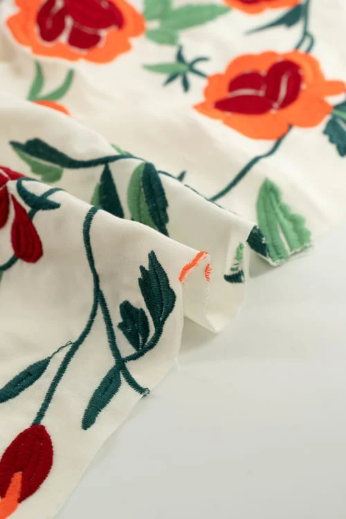 Viscosa Flor crema bordada naranja - Image 3
