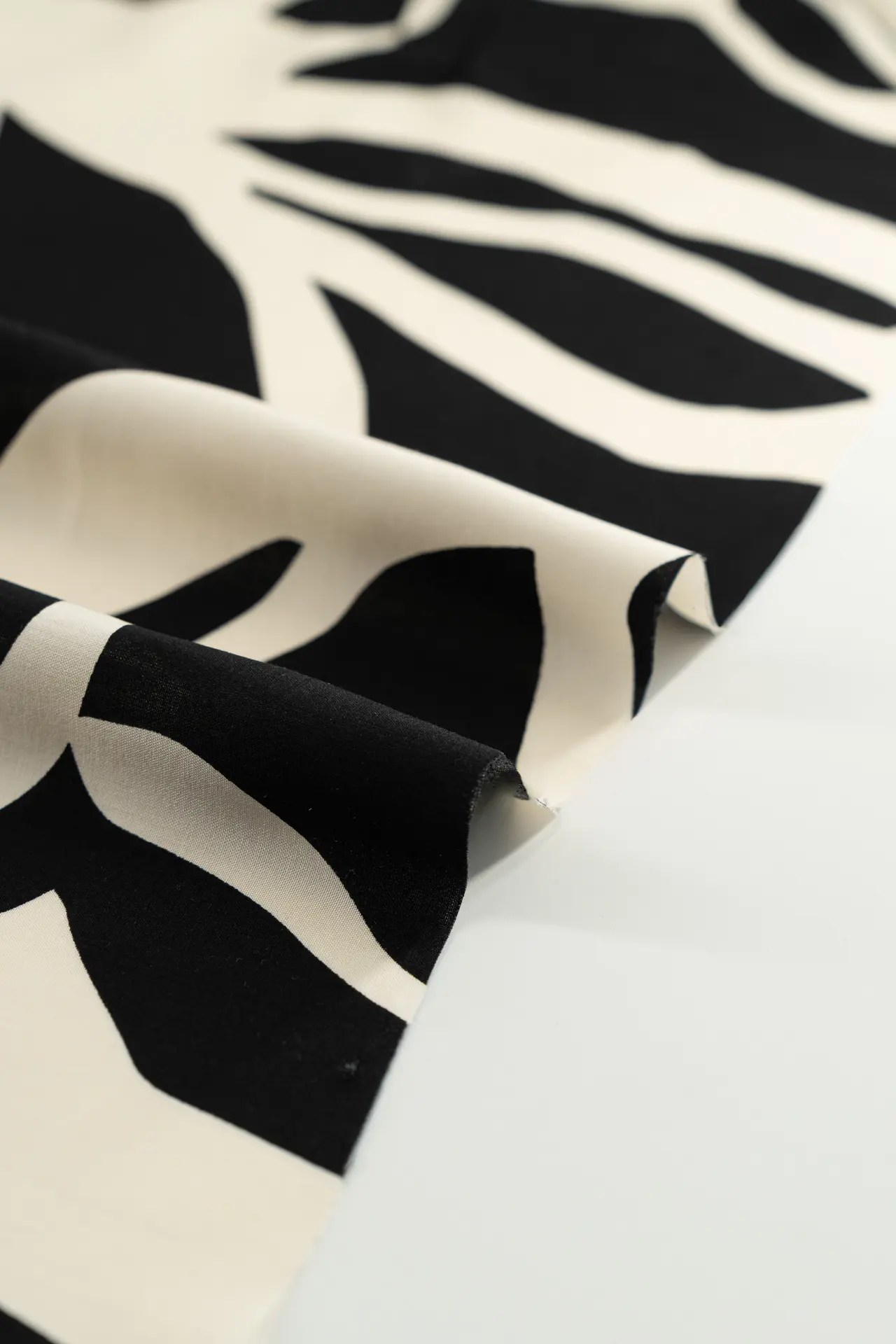 Viscosa jet black - Image 4